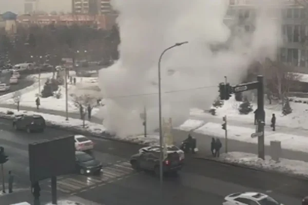 В Алматы произошел разрыв теплотрассы: несколько районов могут остаться без тепла