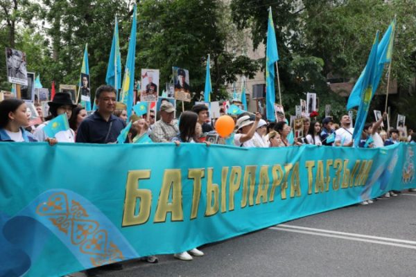 Праздничное шествие «Батырларға тағзым» ко Дню Победы в Алматы