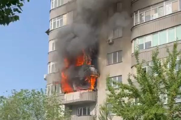 Пожар в Алматы: Спасение 12 человек из горящих балконов многоэтажки (15 мая 2025)