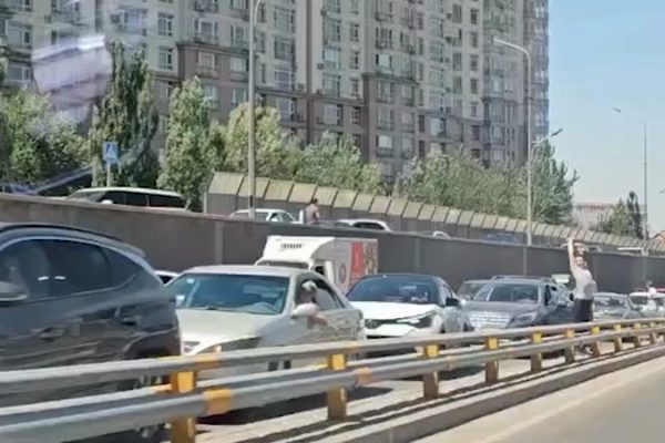 Транспортный коллапс на проспекте Аль-Фараби в Алматы: последние новости 16 мая 2025