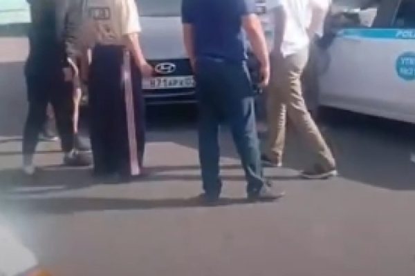 Задержанный устроил ДТП из патрульного авто в Алматы: детали происшествия