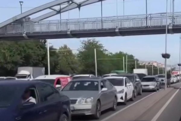 Заторы в Алматы из-за перекрытия на Аль-Фараби: причины неизвестны