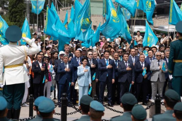 Торжественное поднятие флага в Алматы: мероприятие и его значение