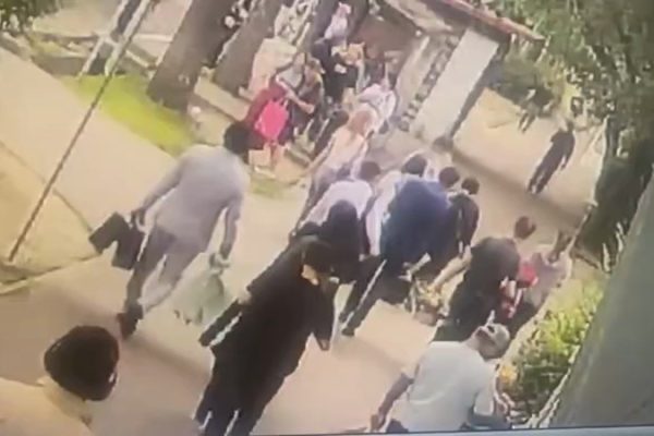 Видео: Быстрая работа карманника в Алматы, 16 июня 2025
