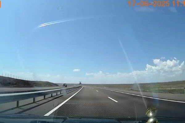 Вертолет низко пролетел над трассой в Казахстане: эффектное зрелище в стиле Голливуда