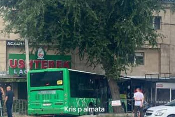 Алматы: Автобус столкнулся с легковым автомобилем и врезался в дом — подробности ДТП