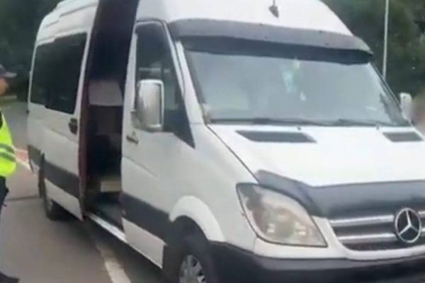 Пьяный водитель микроавтобуса вез детей в лагерь в Алматы: происшествие 20 июня 2025 года