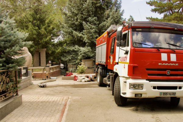 Как выглядит кладбище Кенсай в Алматы после пожара: отчет от 26 июля 2025