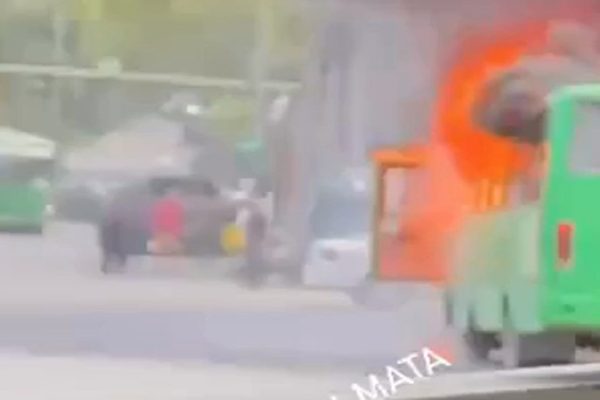 Видео: В Алматы загорелся пассажирский автобус — 5 июля 2025