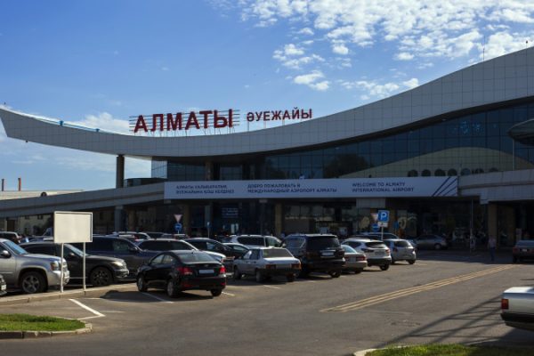 Инцидент в аэропорту Алматы: осколок стеклянной перегородки упал на ребенка