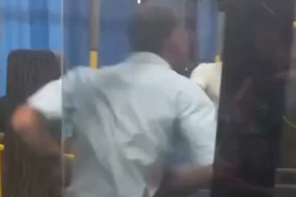 Инцидент в автобусе в Алматы: Мужчина атаковал пенсионера