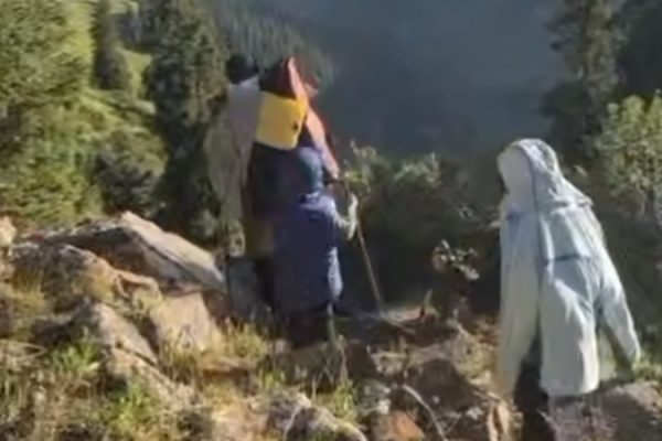 Экстренная эвакуация туристов с детьми в горах Алматы: подробности события