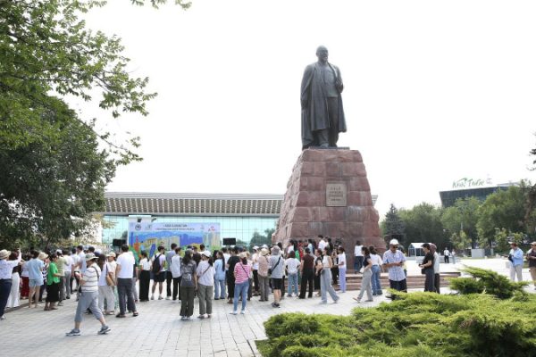 Тысячи алматинцев приняли участие в экоакции в честь Абая