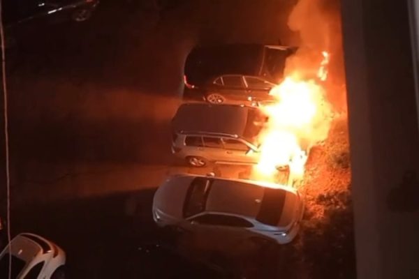 В Алматы произошел поджог автомобилей во дворе жилого комплекса