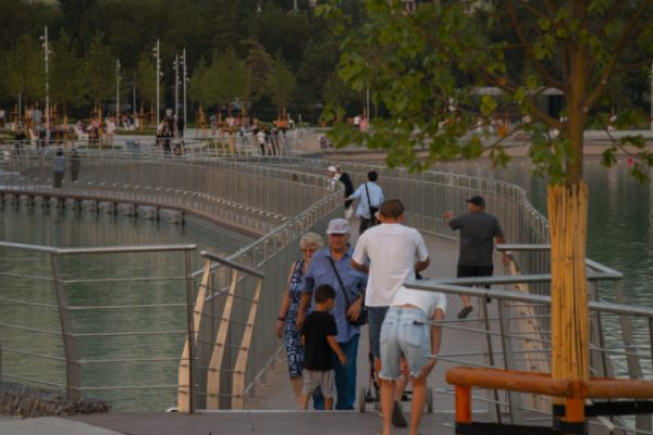 Электроудар от перил на мосту Сайран: Опасность для пешеходов