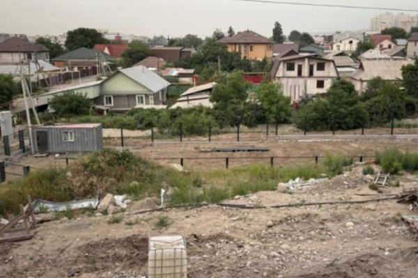 Строительство в Водоохранной Зоне Алма-Аты: Вместо Парка Появился Забор