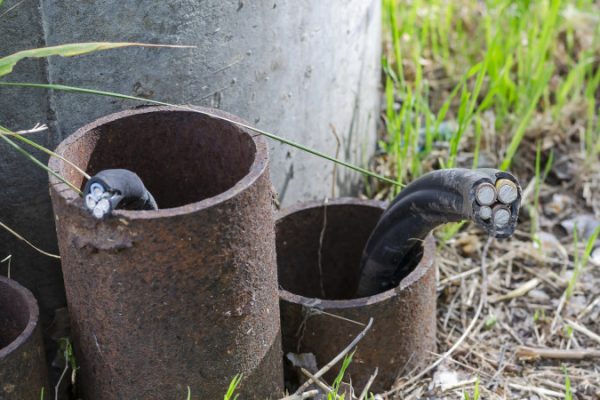 Проверки начались в Алматы после удара током ребенка во дворе жилого комплекса