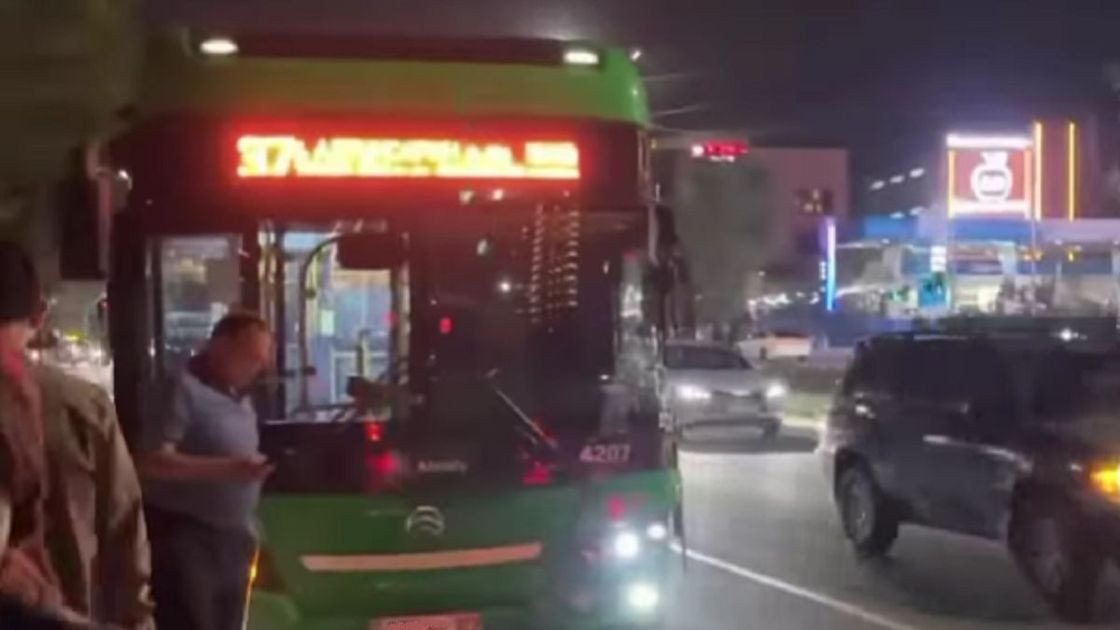 Алматыдағы бос көшеде екі автобус соғылысты: 2 адам медициналық көмекке жүгінді