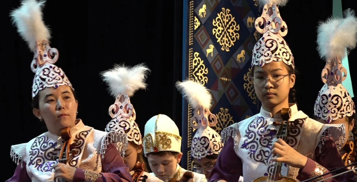 «Шабыт» в Алматы: школьники спели, станцевали и показали гимн, созданный ИИ