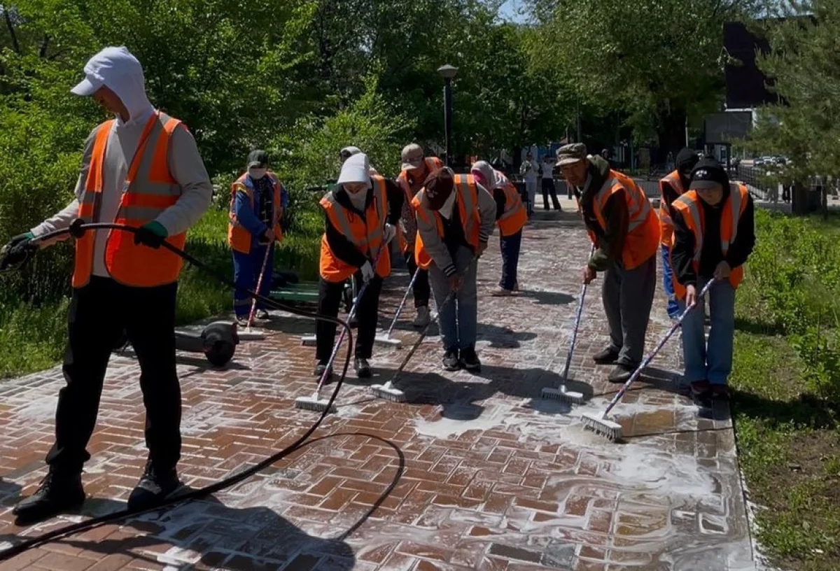 Алматының сегіз ауданында жаяу жүргіншілер аймағы ауқымды тазалануда