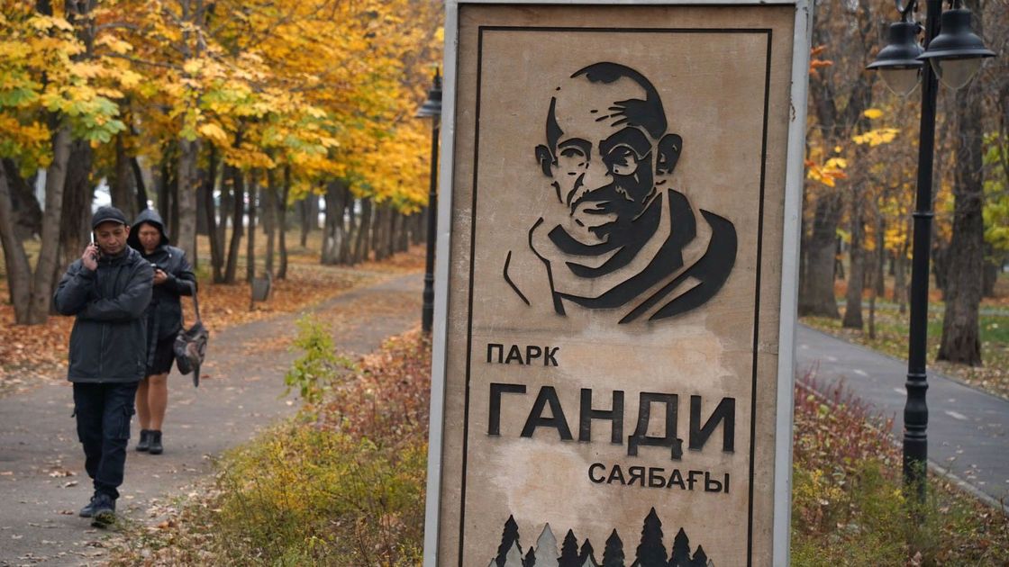 Алматыдағы Ганди саябағында отшашу атылып, ата-аналар дүрлікті