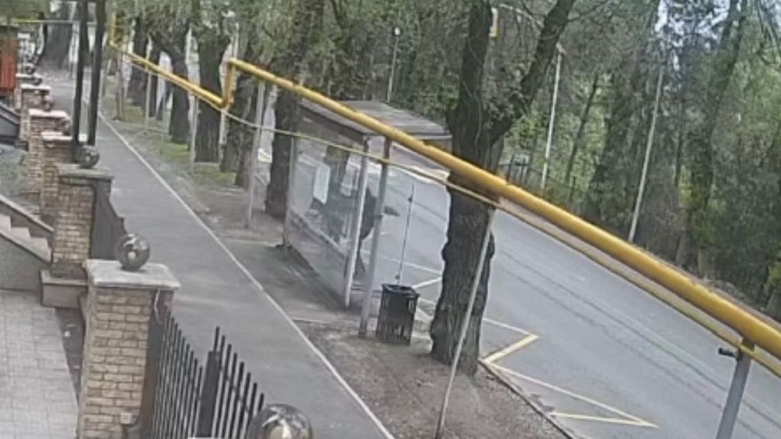 Алматыда аялдамада әйелді ұрған ер адамға қамау бұлтартпау шарасы таңдалды