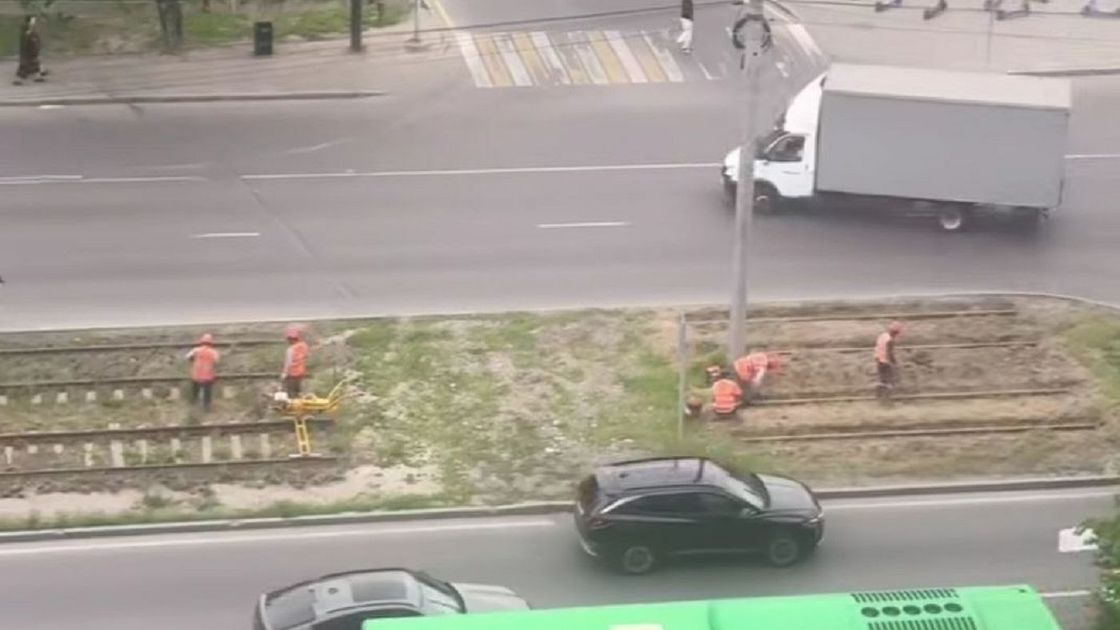 Алматыда LRT құрылысына дайындық: Төле би көшесінде ескі рельстерді алып жатыр