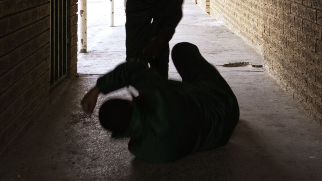 Алматыда жасөспірімдер тобы 19 жастағы жігітті балалар алаңында ұрып тастады: қылмыстық іс қозғалды