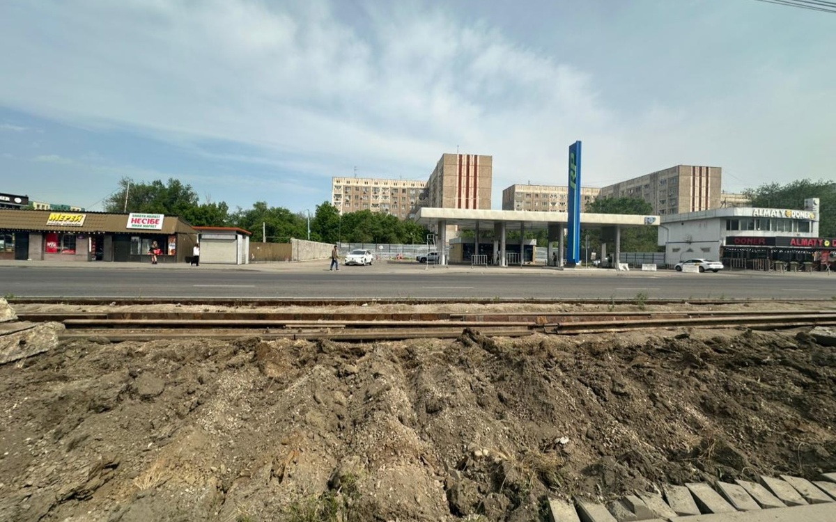 Алматыда LRT құрылысына дайындық: Төле би көшесінде ескі трамвай рельстері демонтаждалуда