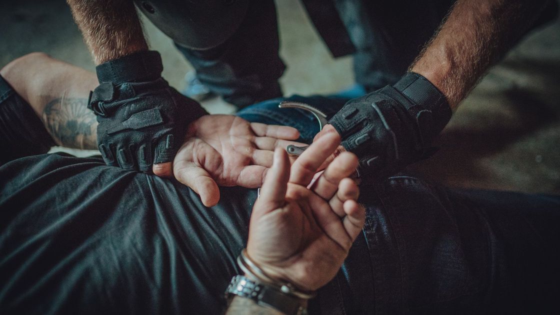 Алматыда 20 жастағы жігіт есірткі тасымалдап ұсталды: 12 жылға дейін бас бостандығынан айырылуы мүмкін