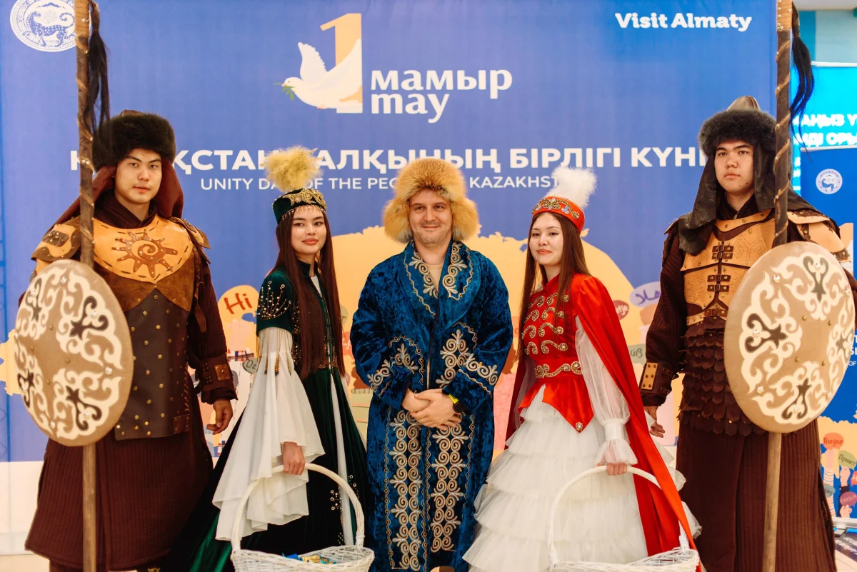Туристам в аэропорту Алматы вручили сувениры ко Дню единства