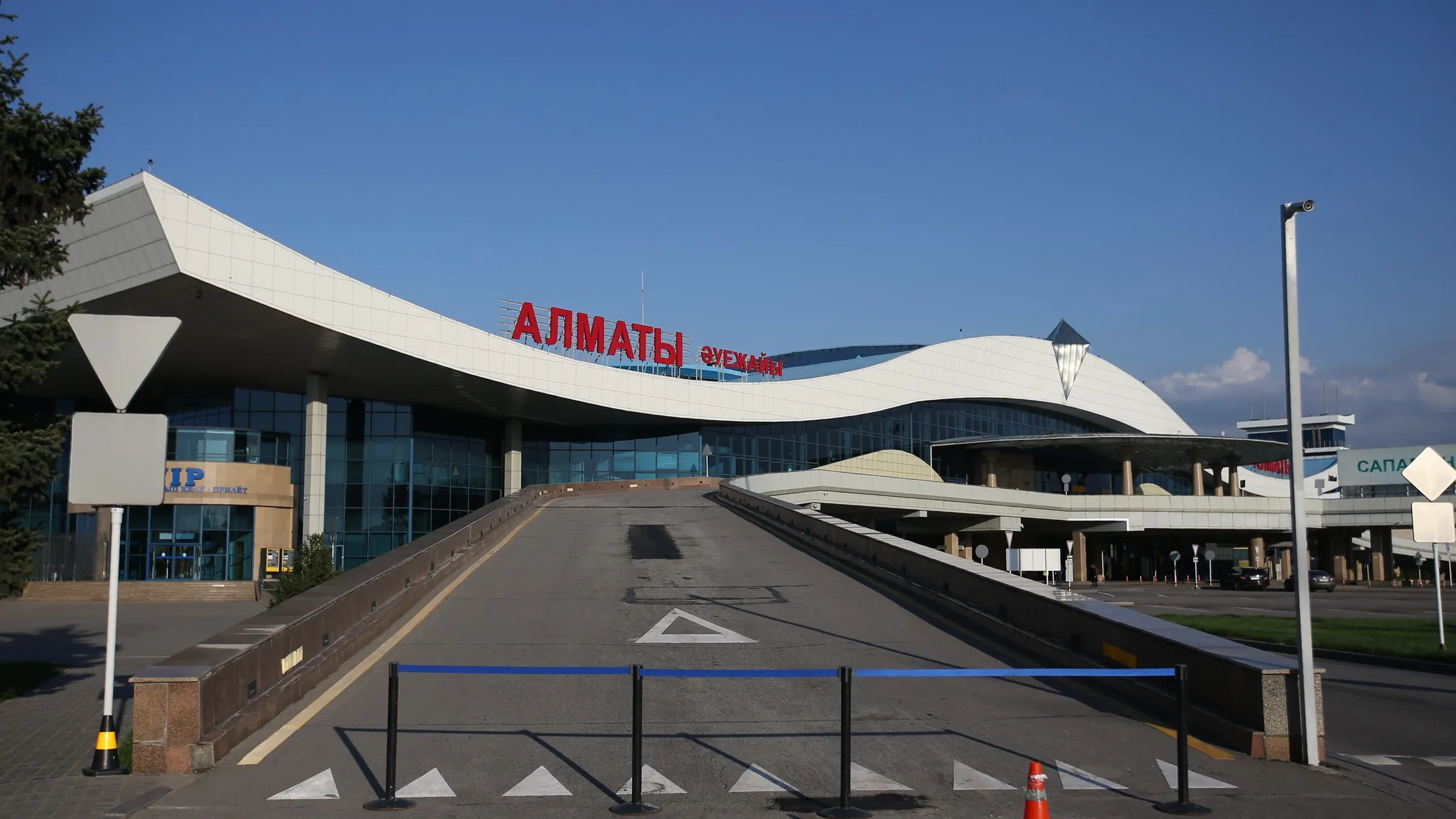 Алматы әуежайында 20 жастағы контрабандист Тайландтан 11 кг гашиш майын жеткізбек болды