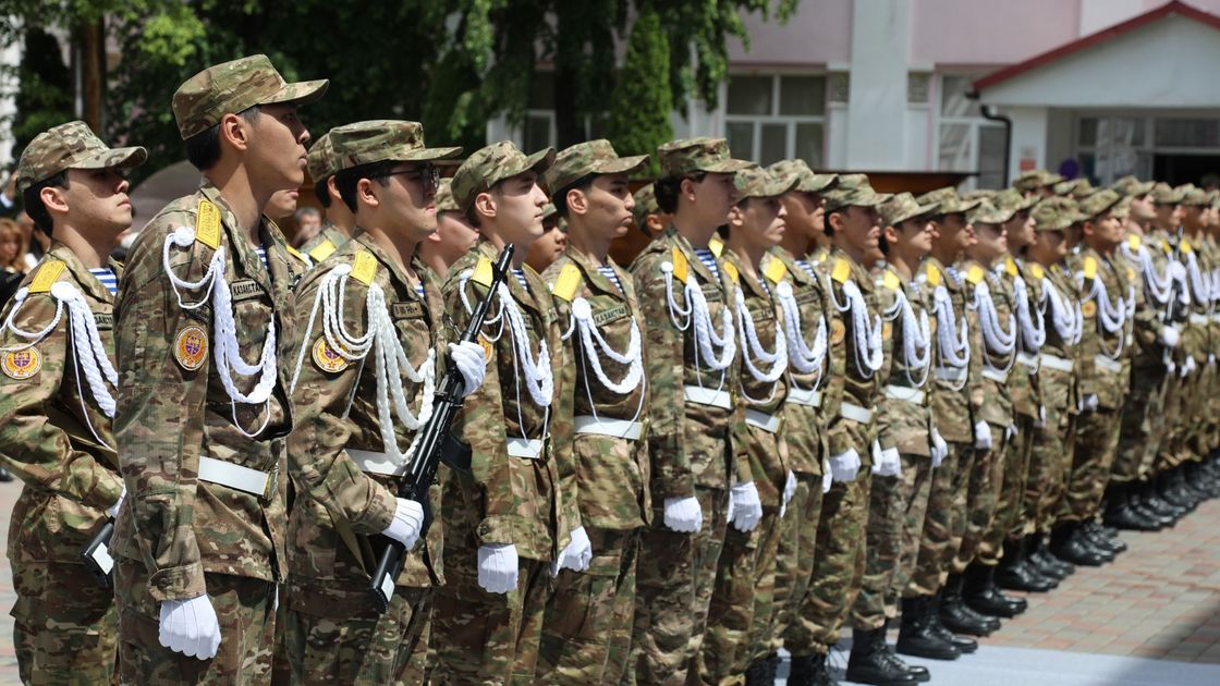 Более 200 студентов-медиков приняли военную присягу в Алматы