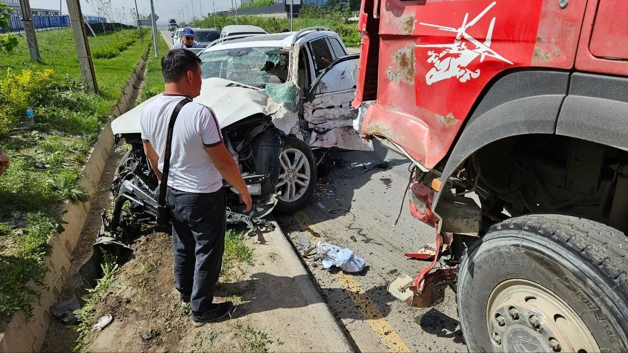 Алматыда Howo Mercedes-ті бірнеше метрге сүйреп апарды: екі адам ауруханада