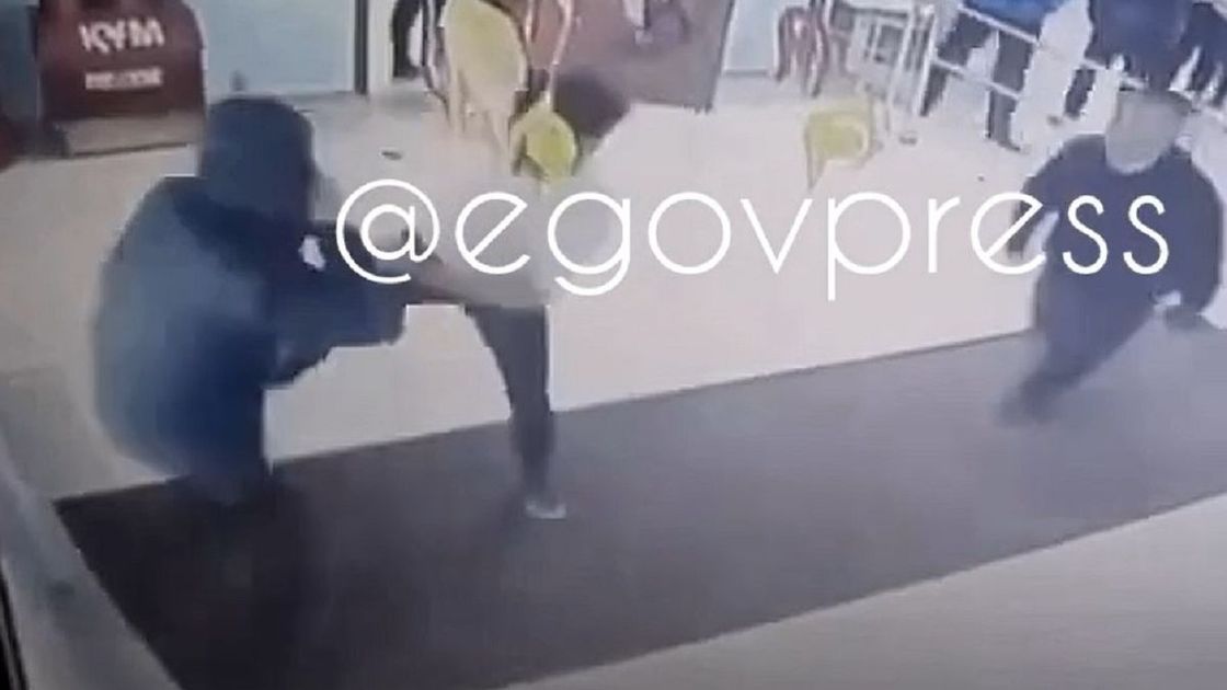 Ученик избил учителя в школе под Алматы: видео попало в Сеть