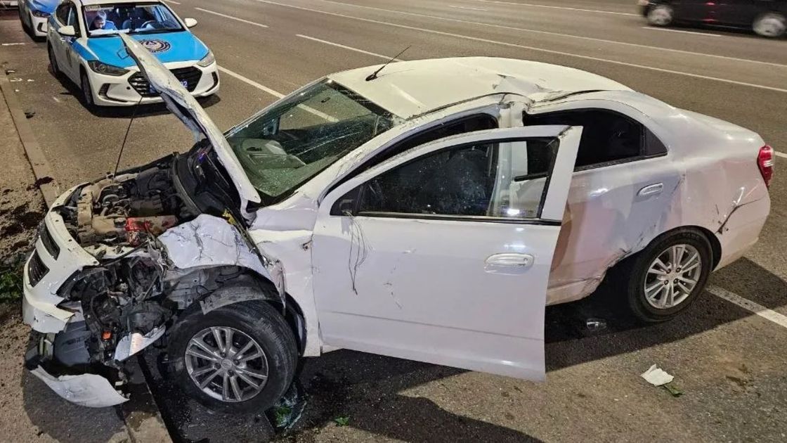 Алматыда түнгі жол апаты: Cobalt аударылып, Kia Sportage соғылды