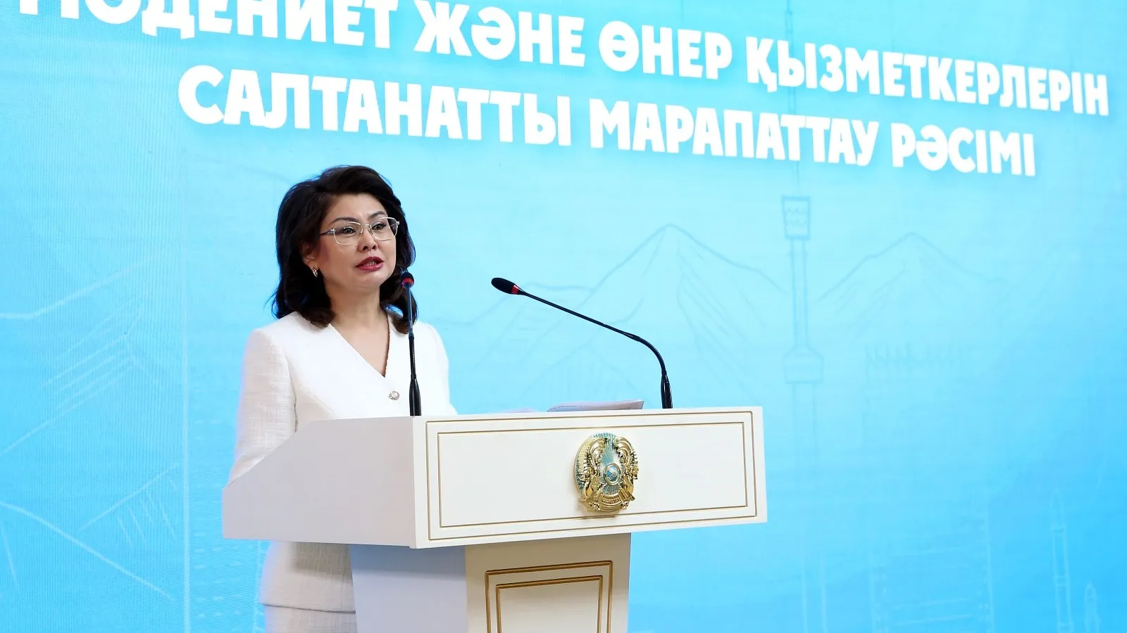 Аида Балаева Алматыда мәдениет қайраткерлеріне 60 пәтер кілтін және 13 мемлекеттік награданы табыс етті
