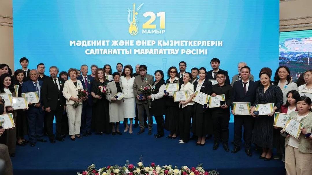 Аида Балаева Алматыда мәдениет қызметкерлеріне 60 пәтер кілтін табыстады
