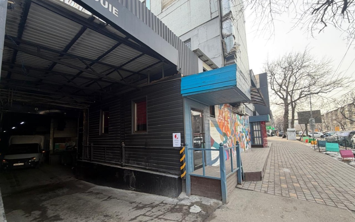 Алматы орталығында заңсыз құрылыс сүріліп жатыр: сот үкімі орындалды