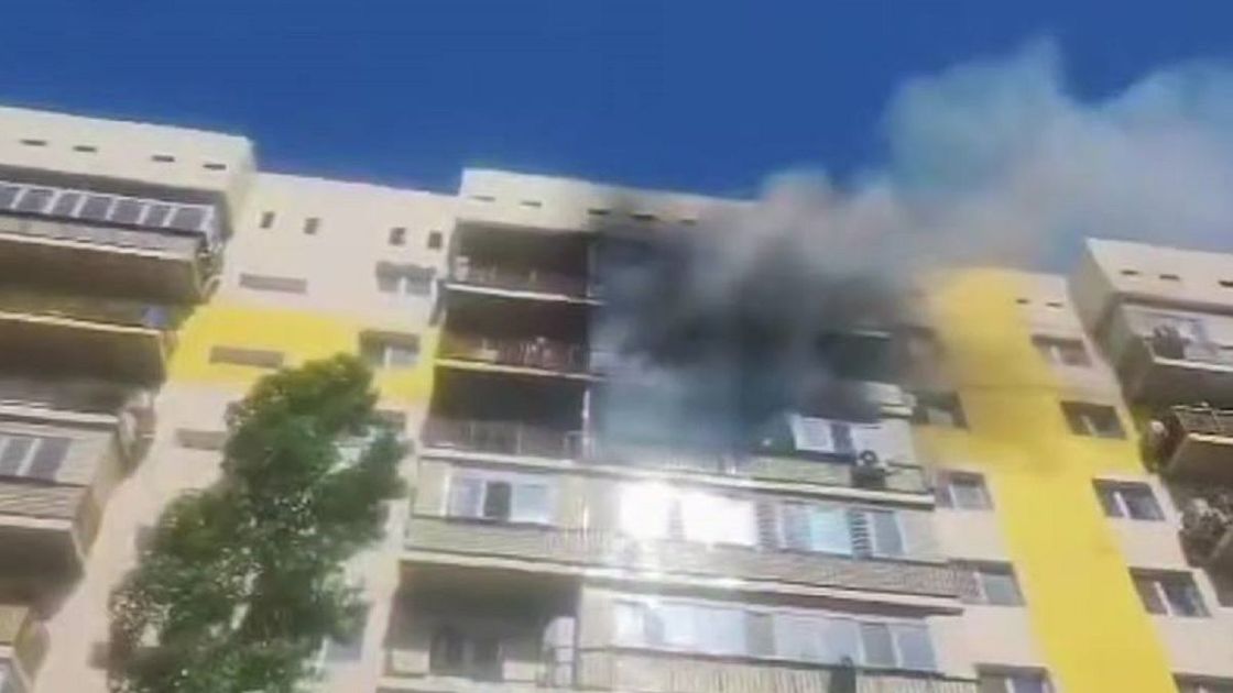 Алматы облысындағы көпқабатты үйде балкондар өртеніп, 50-ден астам адам эвакуацияланды