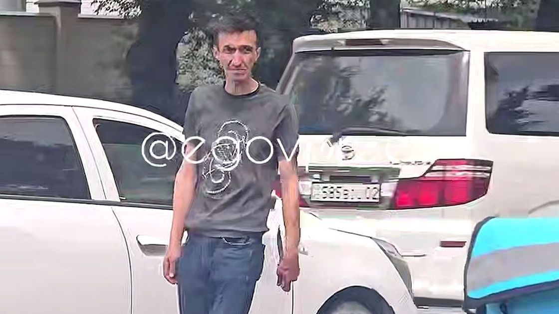 Алматыда жол ортасында пышақ сермеген ер адам ұсталды