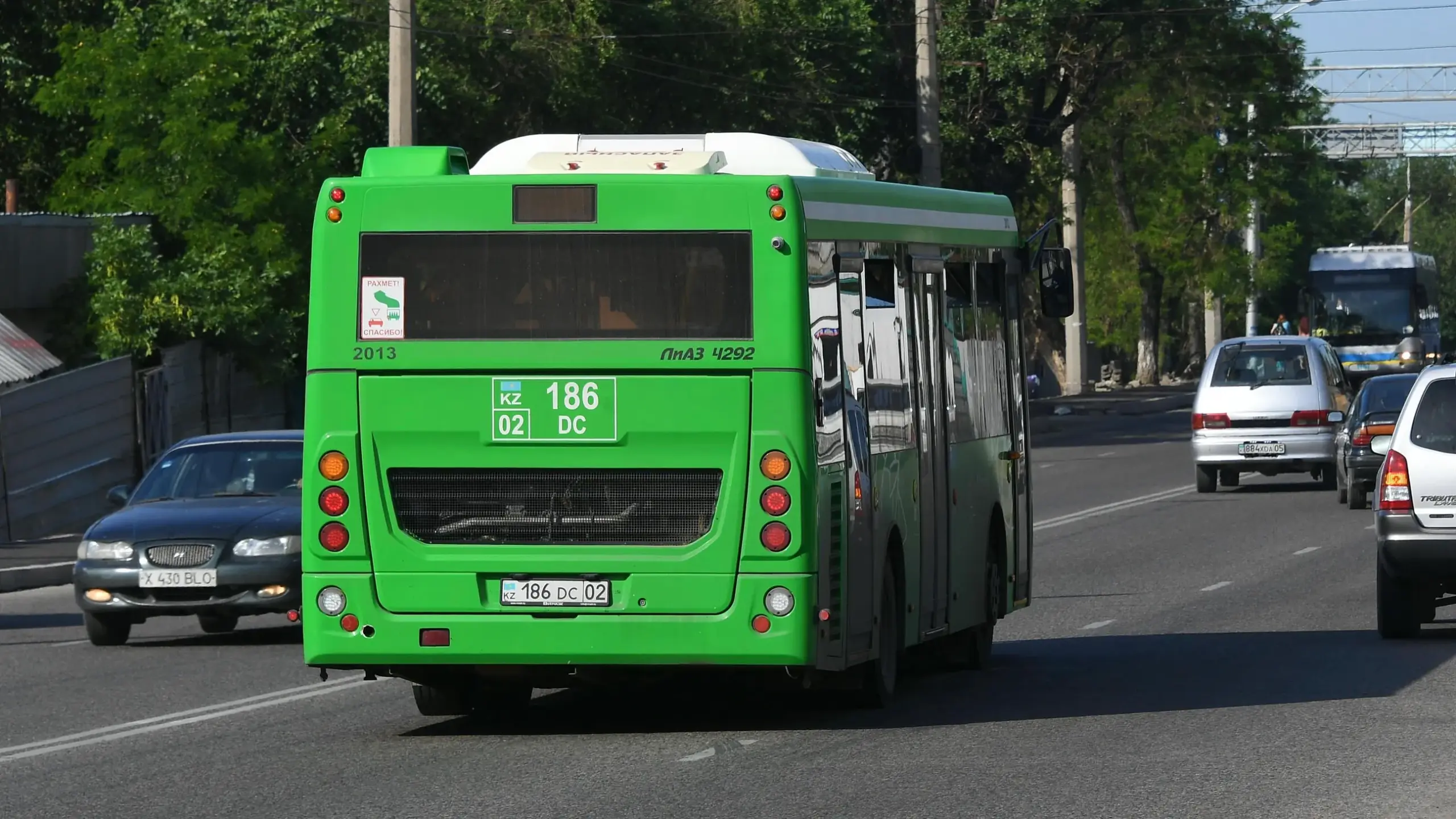 «Поцелуй меня»: пьяный мужчина приставал к пассажирам автобуса в Алматы