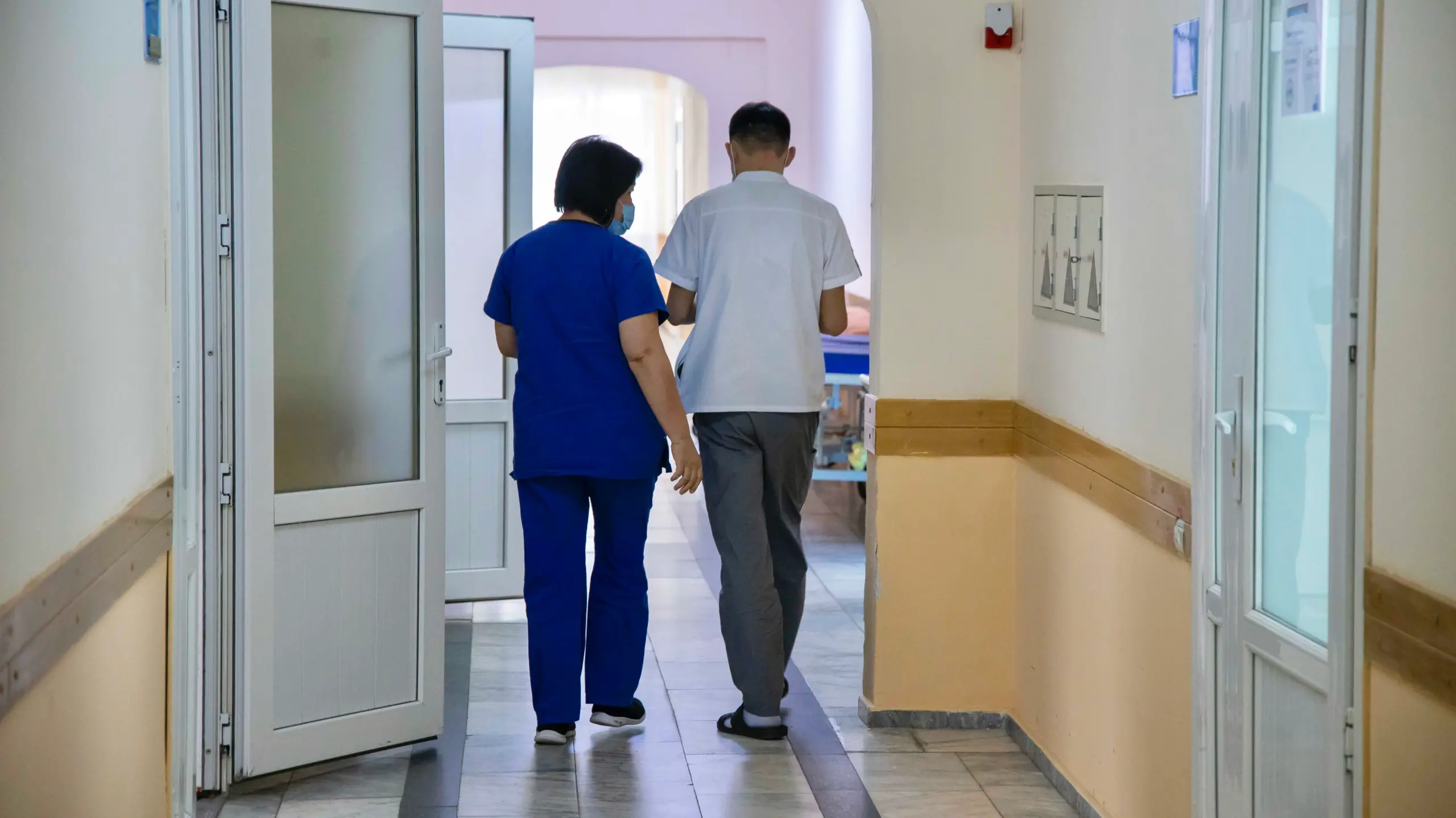 Алматыдағы балалар ауруханасындағы жанжал: дәрігерге шабуыл жасалды