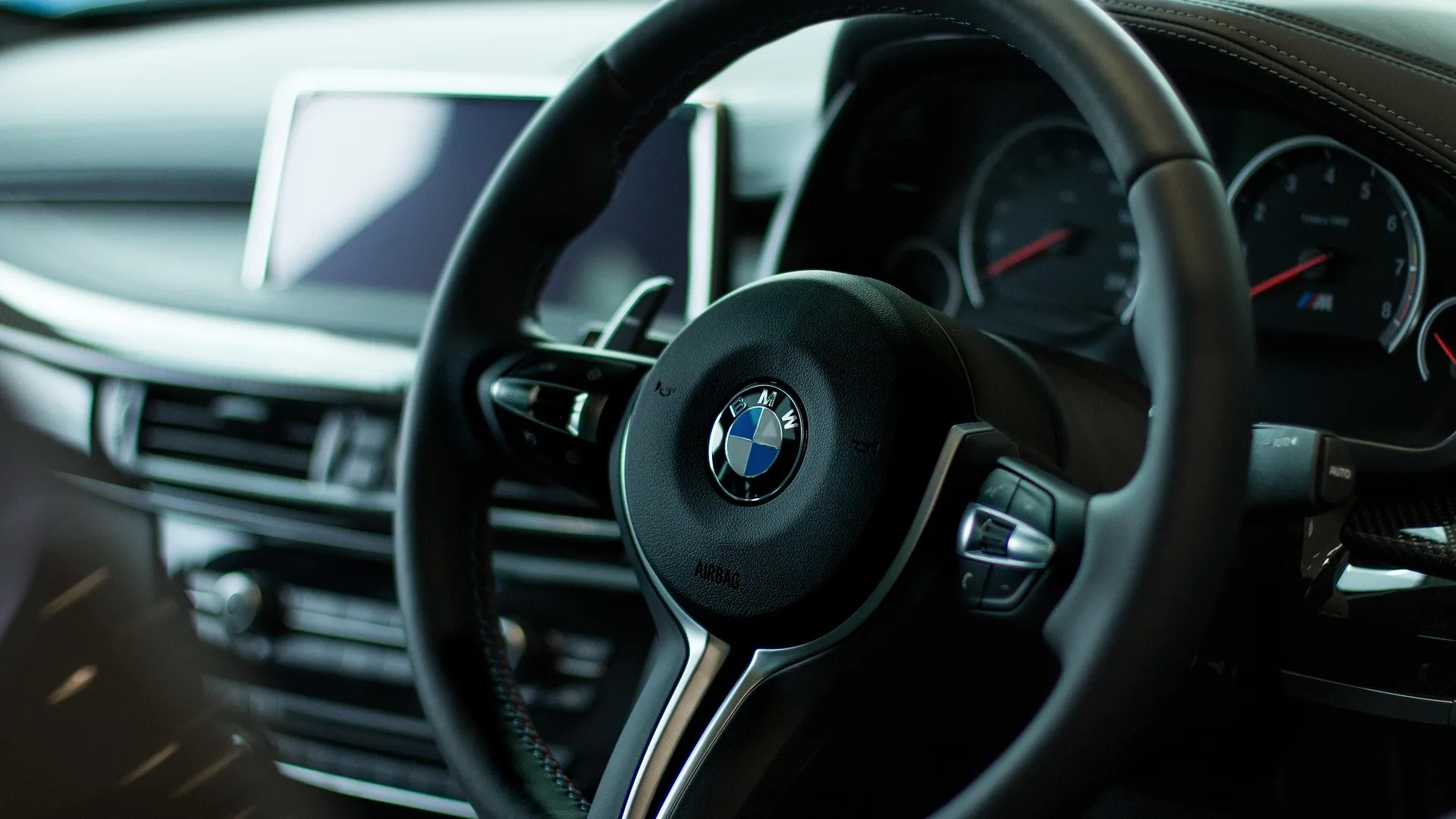 Алматыда ерекше нөмірлері бар BMW жүргізушісі шулы тюнинг үшін жазаланды