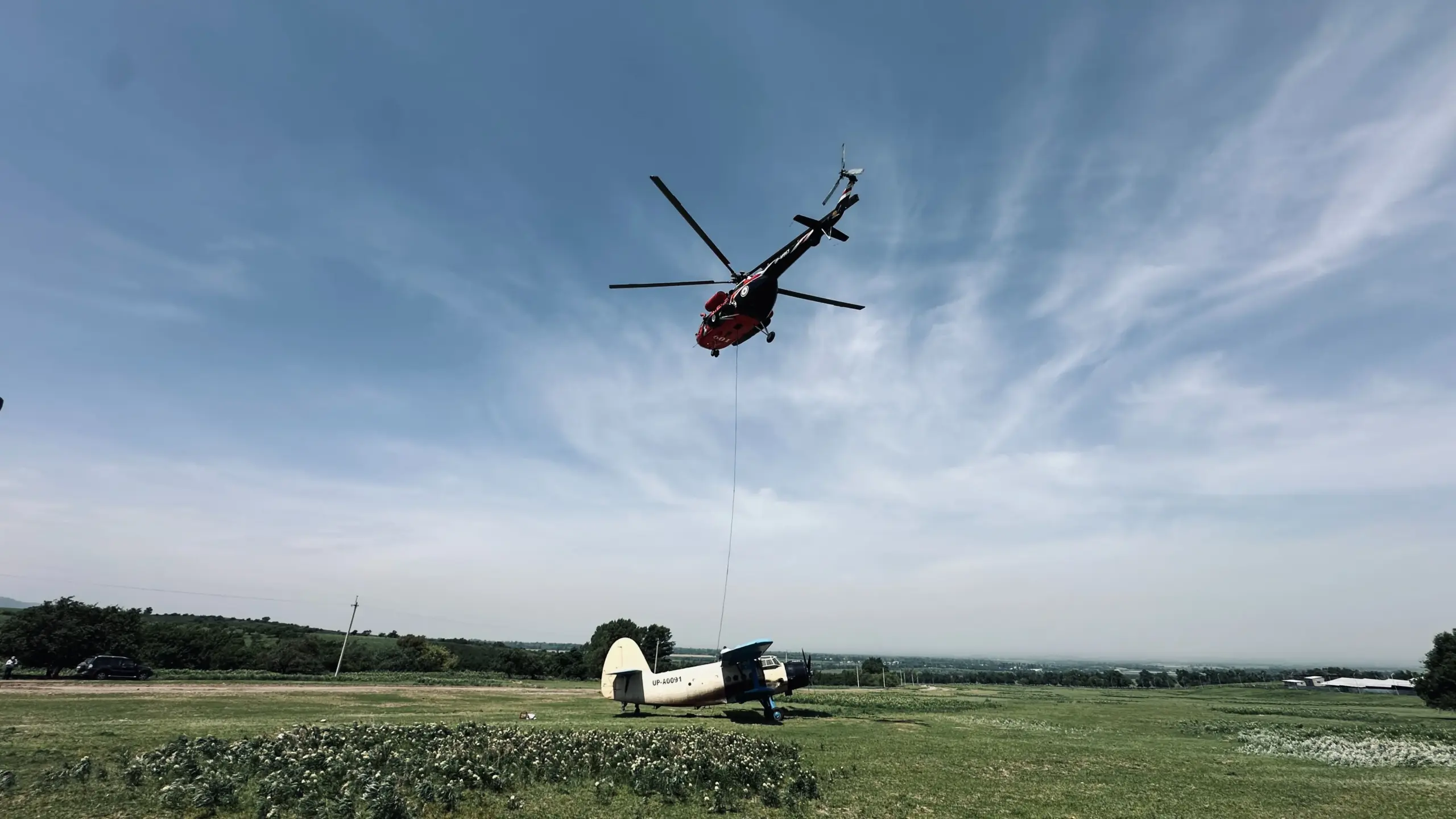 Алматыда апаттық қонған Ан-2 ұшағын Ми-8 тікұшағы эвакуациялады: сирек кездесетін операция