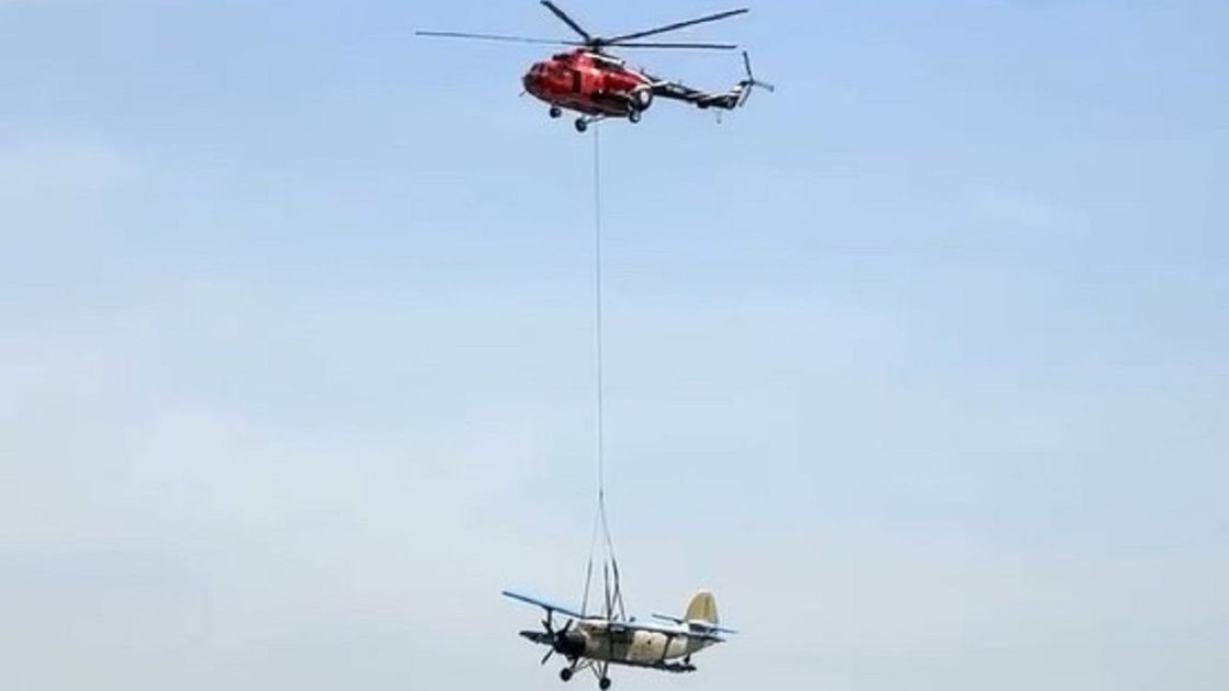 Вертолет службы спасения Алматы вытащил Ан-2 из кустов и доставил на аэродром Тургень