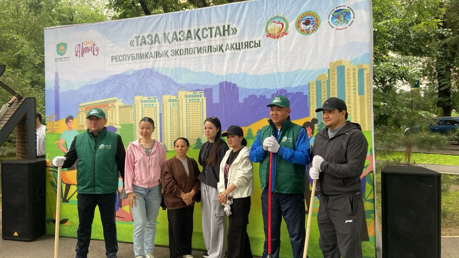 Более 7100 алматинцев вышли на общегородские субботники