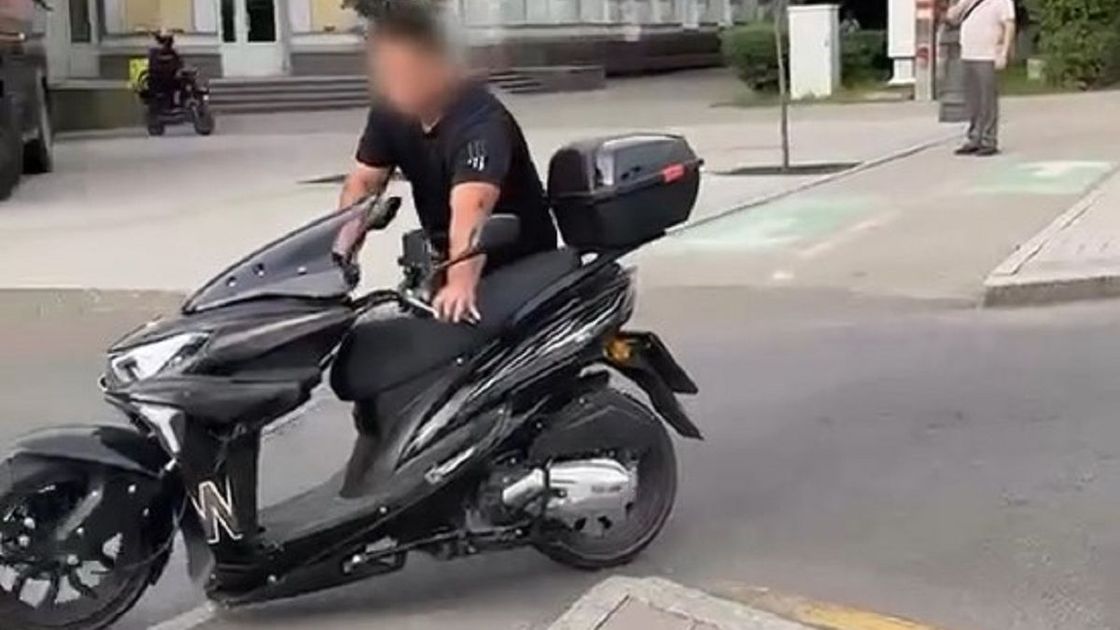 Внедорожник и мопед не поделили перекресток в Алматы: пострадал водитель