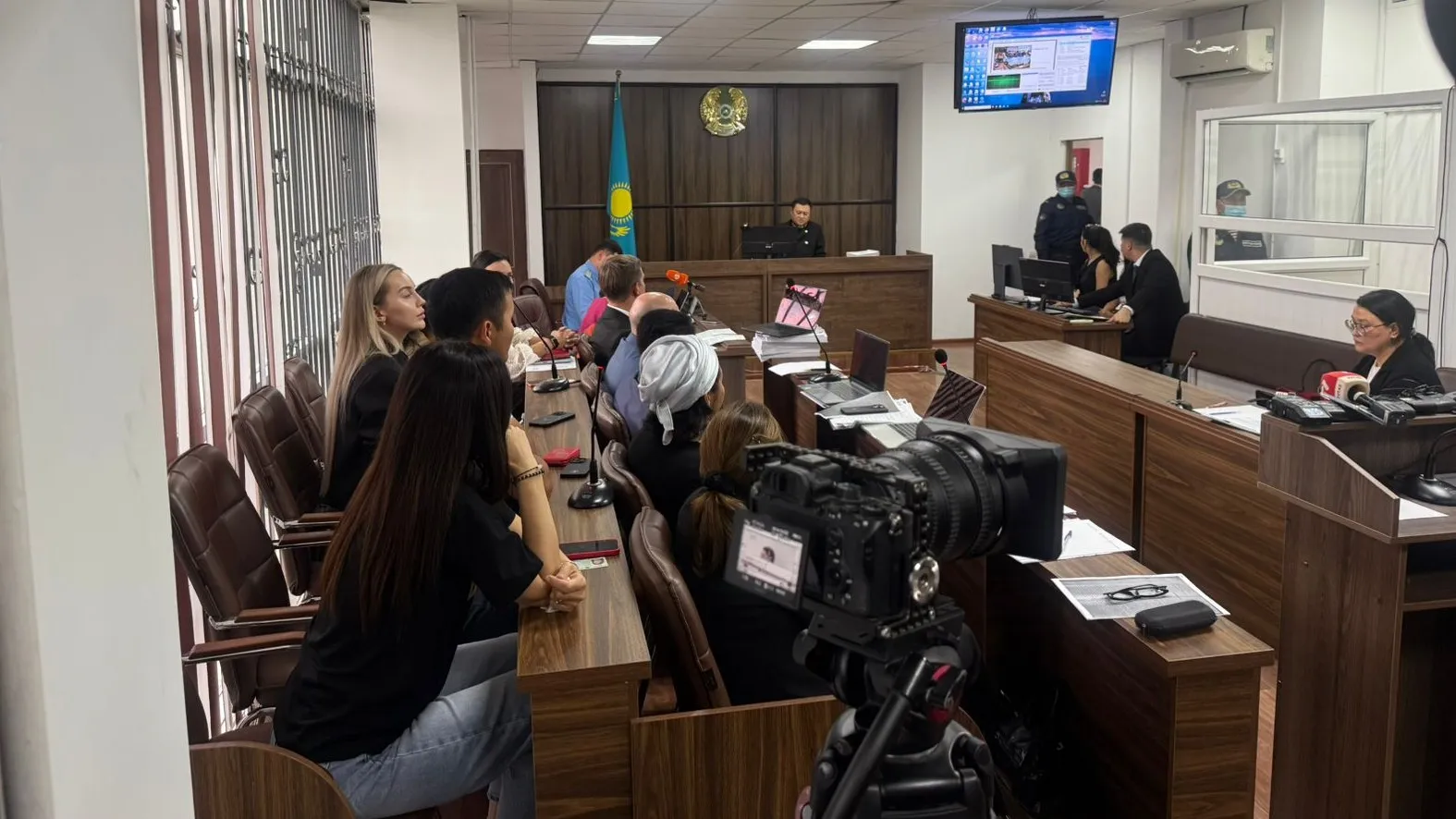 Родные погибших в ДТП на аль-Фараби простили водителя Zeekr