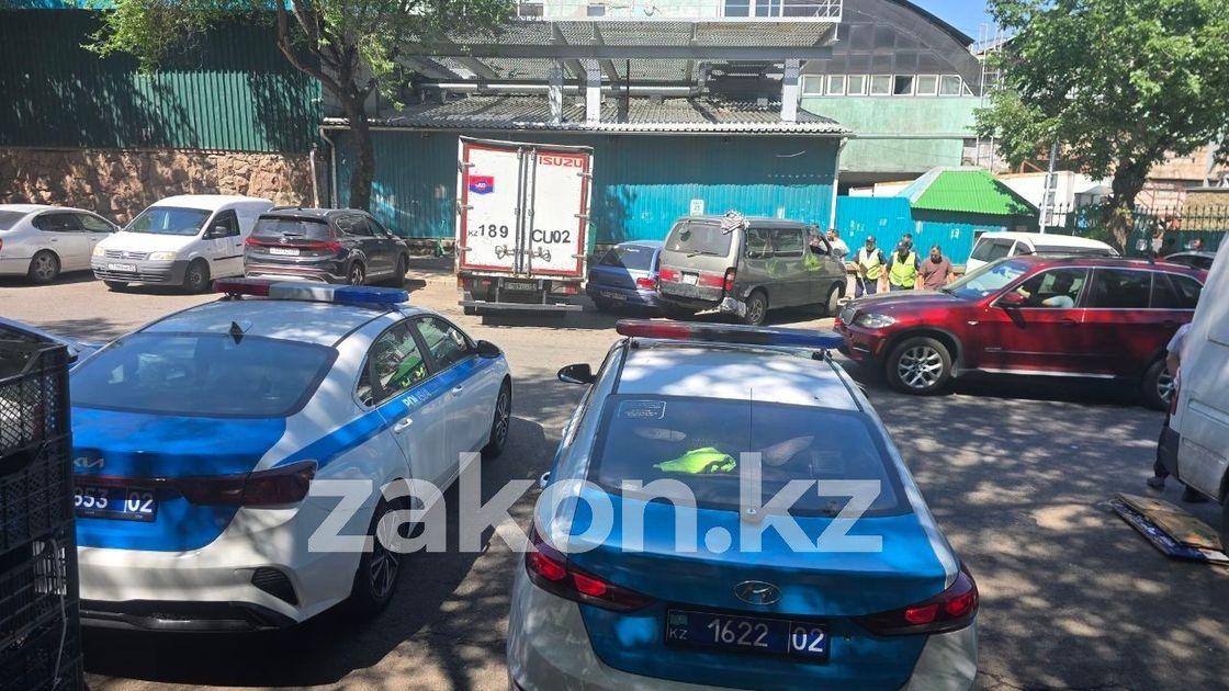 В Алматы Audi сбил пятерых пешеходов и врезался в две машины